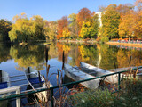 Bunte Bäume im Herbst am Teich mit Booten im Doblhoff Park in Baden bei Wien, Österreich