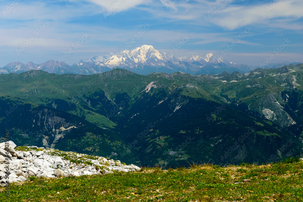 Fototapeta premium Montagne à Courchevel En France en été. Joli Paysage