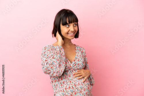Young pregnant woman over isolated pink background thinking an idea © luismolinero