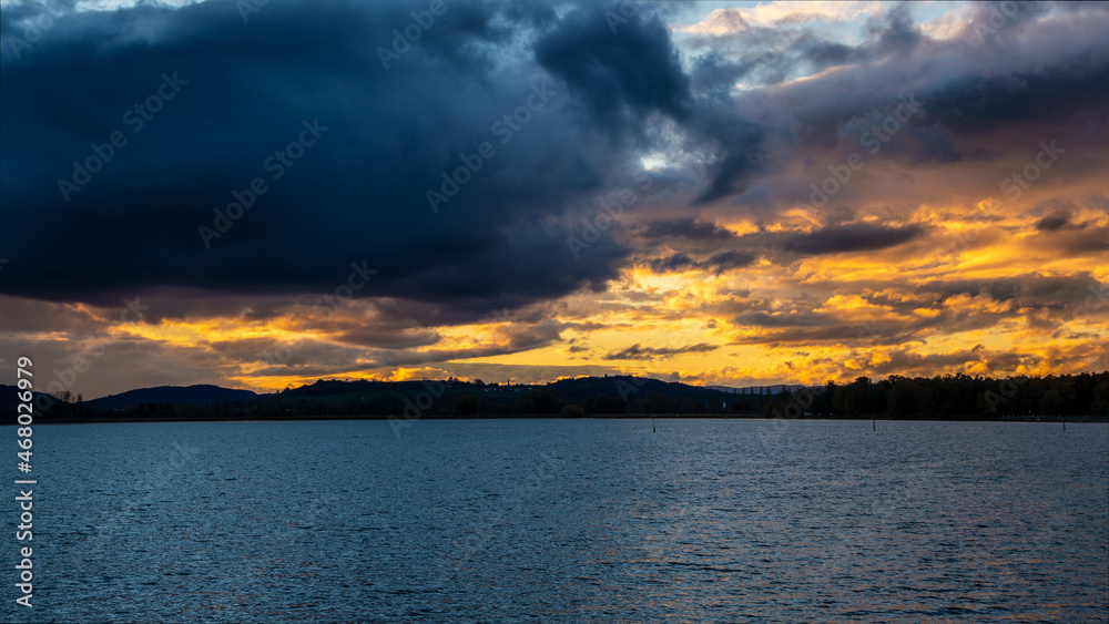 Kraftvoller Sonnenuntergang am Bodensee mit schöner Wolkenstimmung	