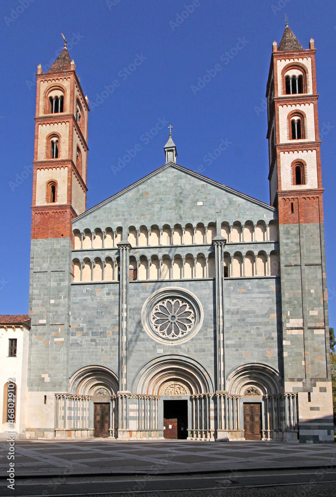 Basilica di Sant'Andrea  a Vercelli; la facciata con le due torri