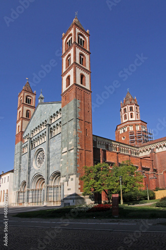 Basilica di Sant'Andrea a Vercelli; le due torri in facciata e la torre nolare