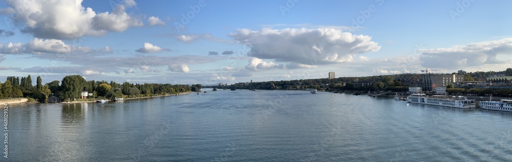 Blick von der Theodor-Heuss-Brücke in Mainz auf den Rhein