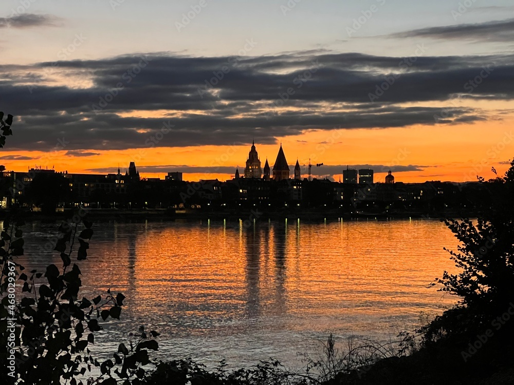 Blick auf den Rhein und Mainz nach Sonnenuntergang