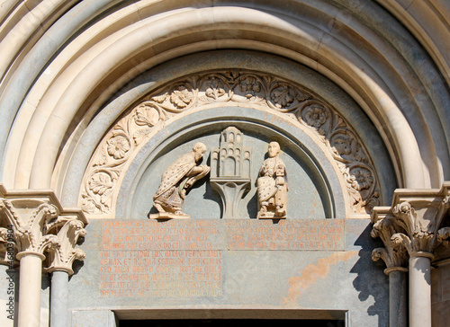 Basilica di Sant'Andrea  a Vercelli; il coronamento del portale di sinistra. Nella lunetta il cardinal Guala Bicchieri offre la chiesa a Sant'Andrea photo