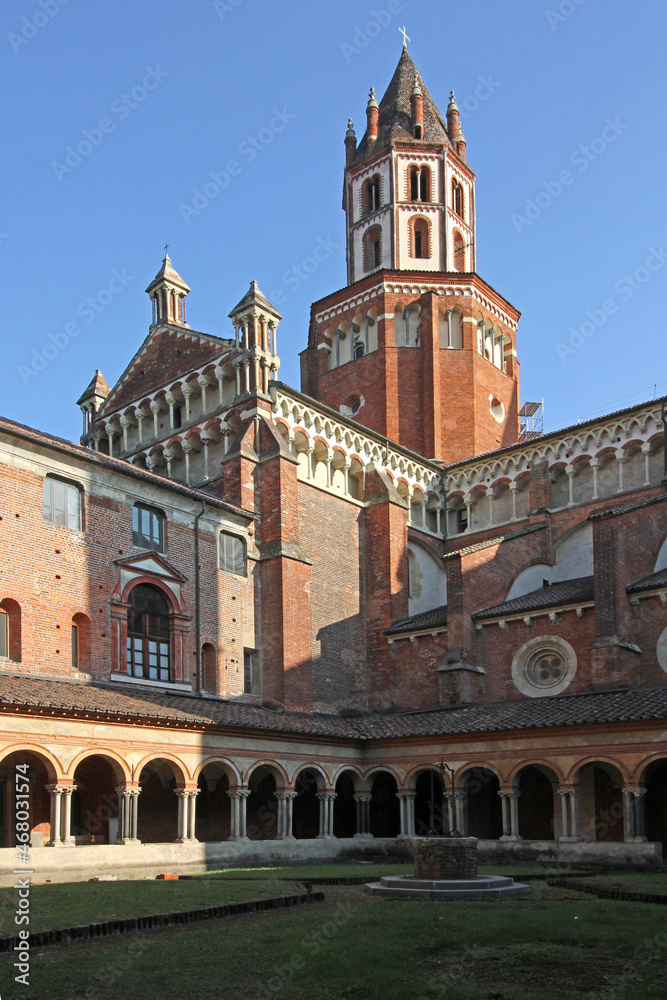 Basilica di Sant'Andrea  a Vercelli; il transetto nord e la torre del tiburio dal chiostro