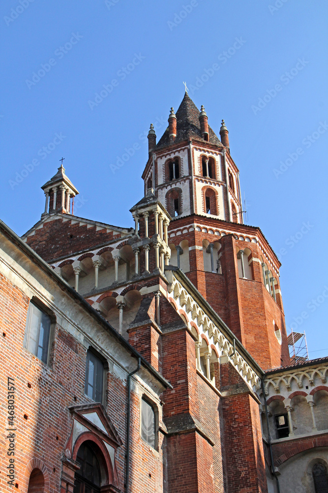Basilica di Sant'Andrea  a Vercelli; la torre del tiburio dal chiostro