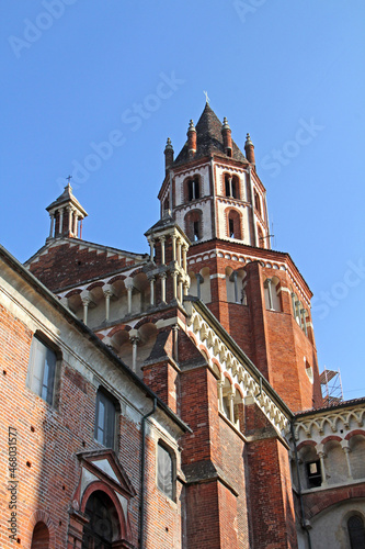 Basilica di Sant'Andrea a Vercelli; la torre del tiburio dal chiostro