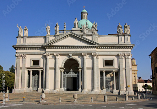 la facciata del Duomo di Vercelli