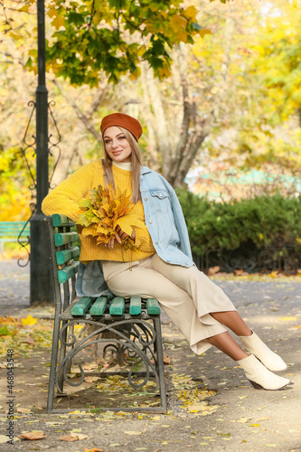Young woman with autumn bou...