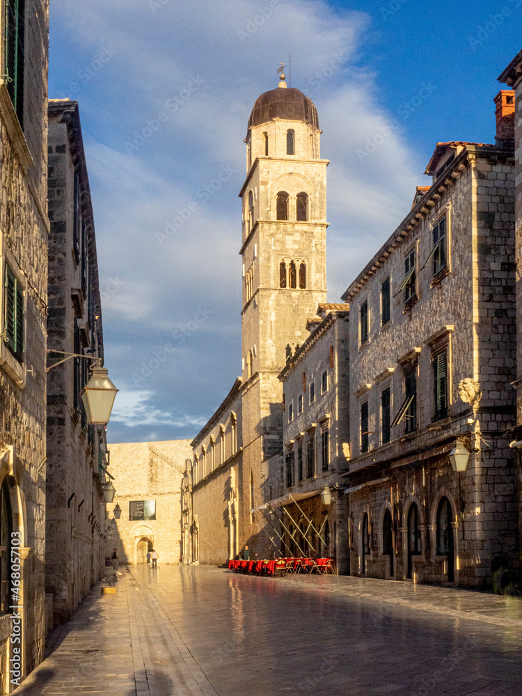Obraz premium Early morning sun lights buildings in central street in Dubrovnik, Croatia.