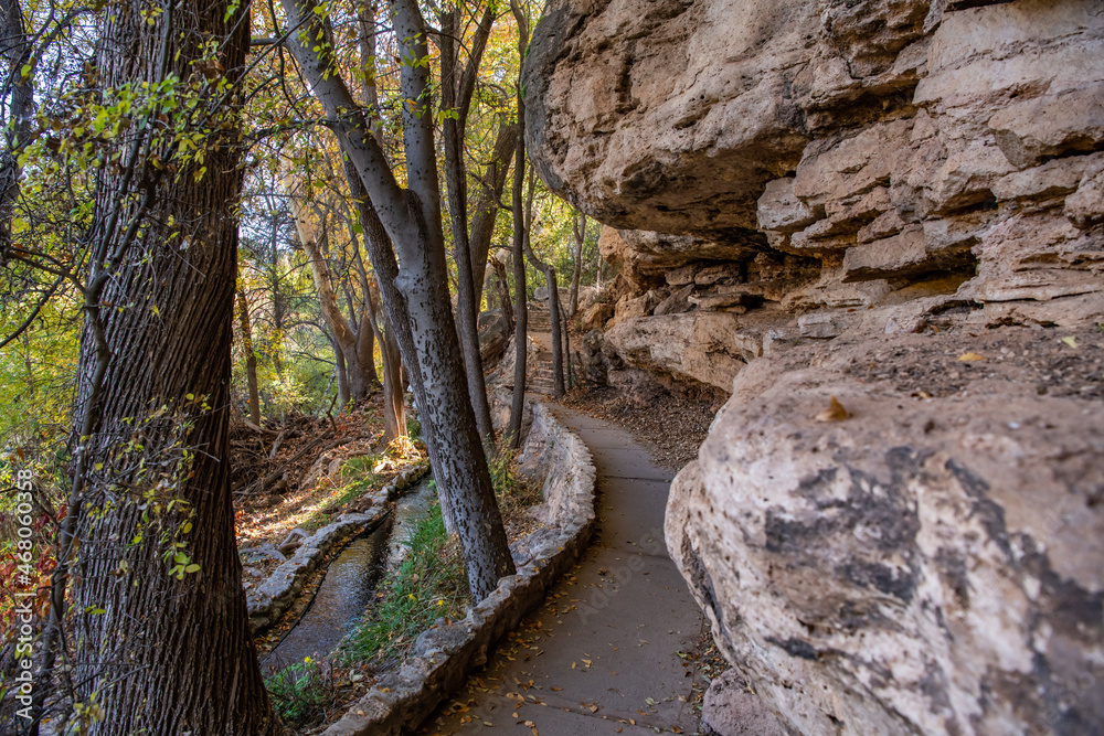 Obraz premium Walk path at Montezuma's Well in Arizona. 