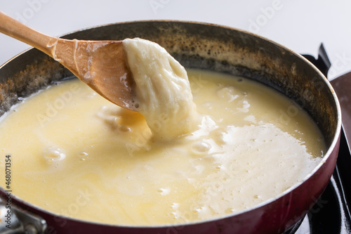 鍋の中でとろけるチーズ チーズホンデュのチーズ