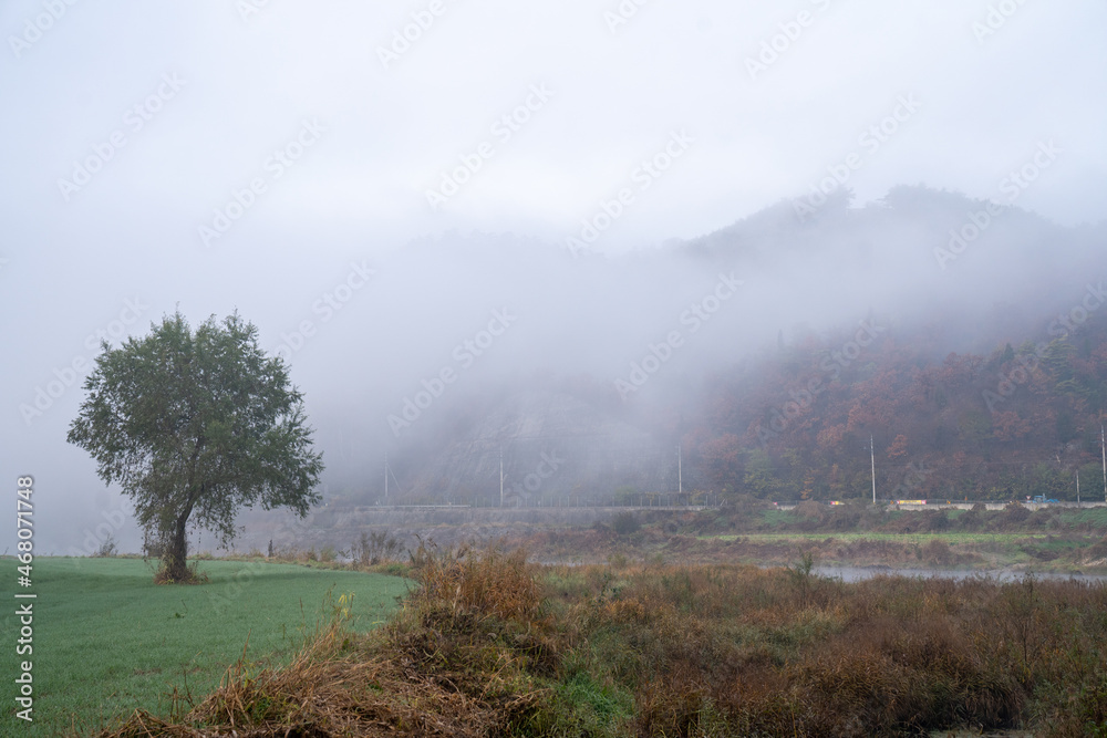 The view of the early autumn morning when the water fog rises