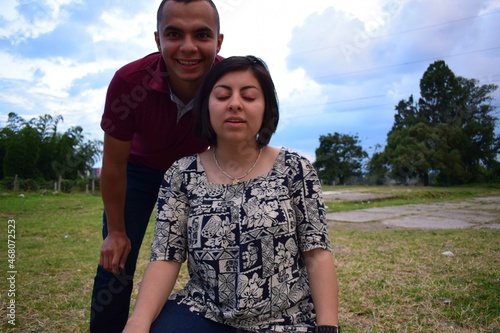 chicos besandose en medio del atardecer para un abrazo eterno
