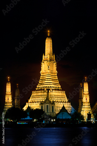 Wat arun phra Prang temple at night vertical background Bangkok, Thailand © chayanit