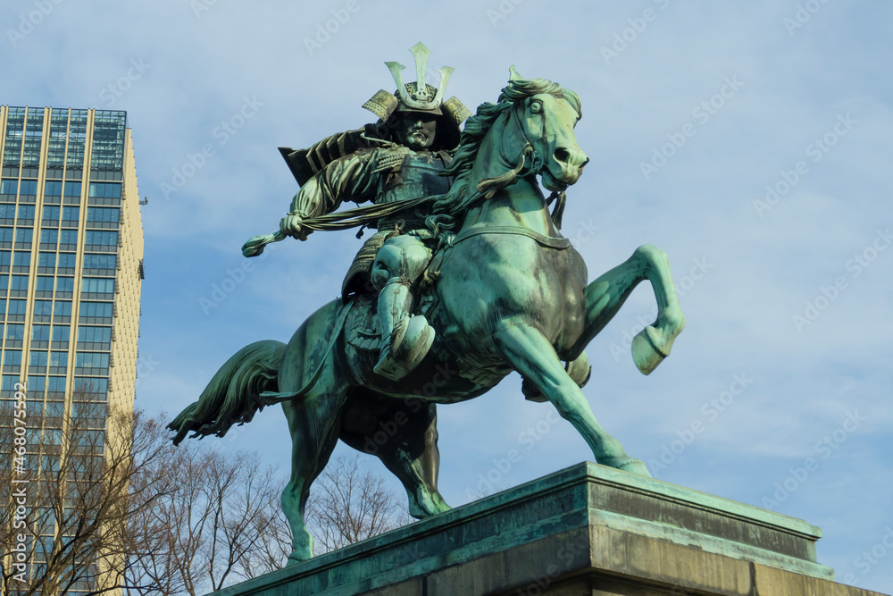 Fototapeta premium Equestrian Statue of Samurai Kusunoki Masashige in Kokyo Gaien National Garden