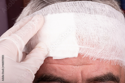 Tableau sur toile an elderly man with a head rewound with a white bandage