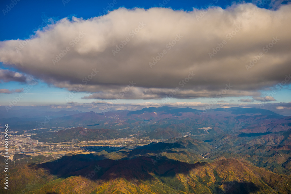 高ツムジ山上空にて紅葉の山々をパラグライダーから空撮。山形県南陽市