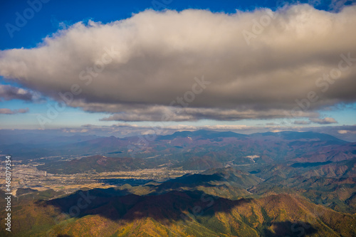 高ツムジ山上空にて紅葉の山々をパラグライダーから空撮。山形県南陽市 © NCP