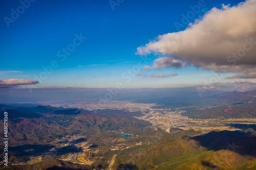 高ツムジ山上空にて紅葉と田舎の風景をパラグライダーから空撮。山形県南陽市
