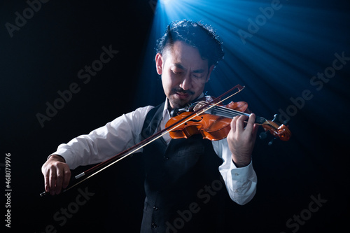 カッコイイ髭の男性バイオリン奏者のイメージ