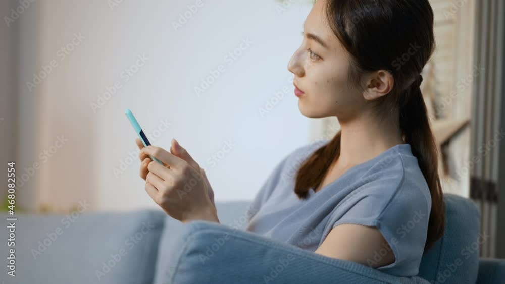 スマートフォンを使う若い女性 スマートフォンを使う若い女性
