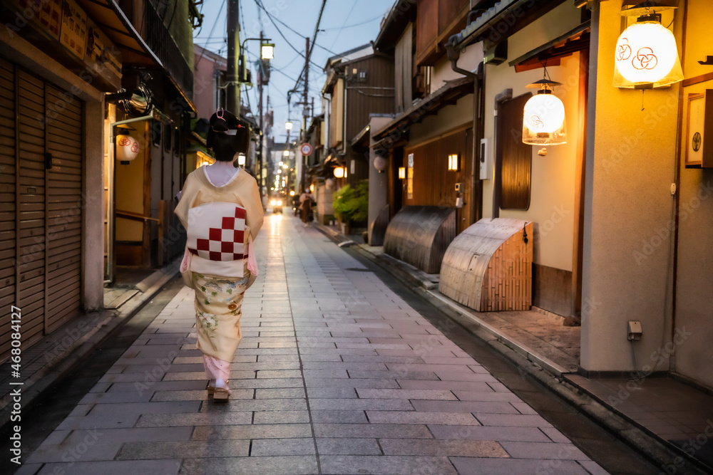 Fototapeta premium 夜の祇園通り