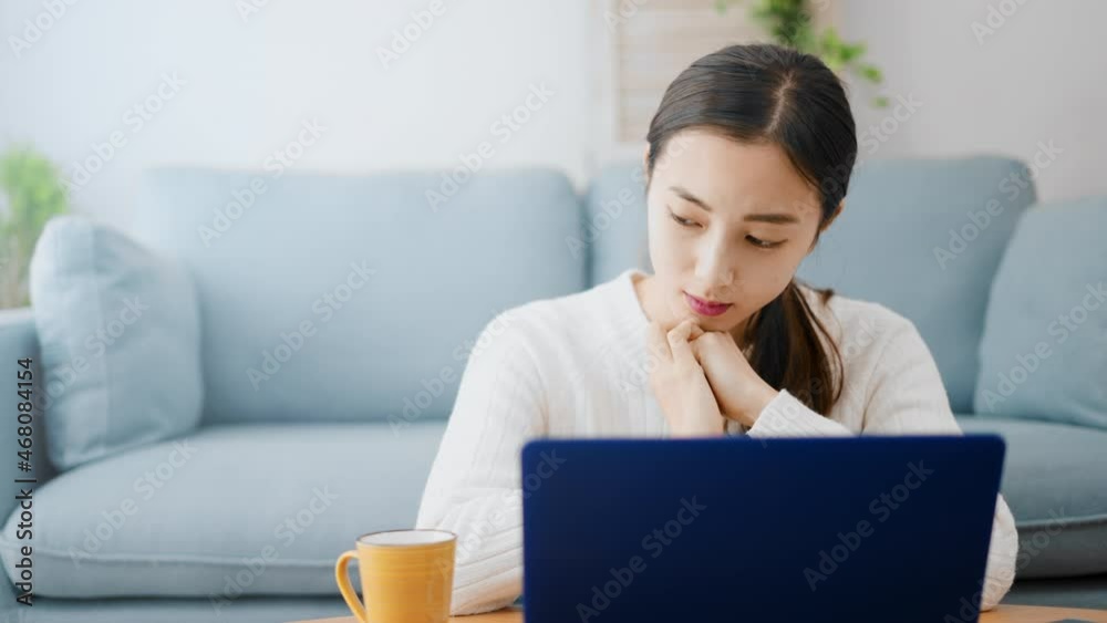 ノートパソコンを使う若い女性 ノートパソコンを使う若い女性