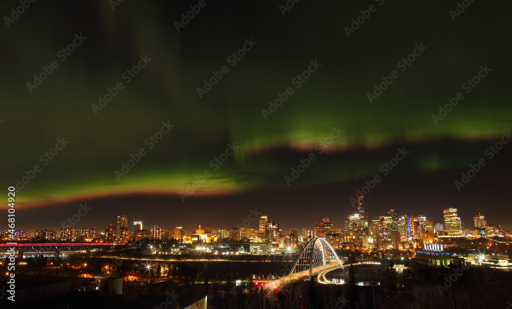 Fototapeta premium Northern Lights over Edmonton, Alberta, Canada.