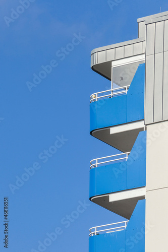 Monotones Wohngebäude, Hochhaus, Blaue Balkone, Wilhelmshaven, Niedersachsen, Deutschland, Europa