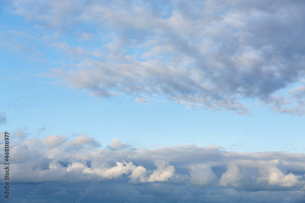 Naklejka premium Beautiful fluffy clouds on warm sunny day