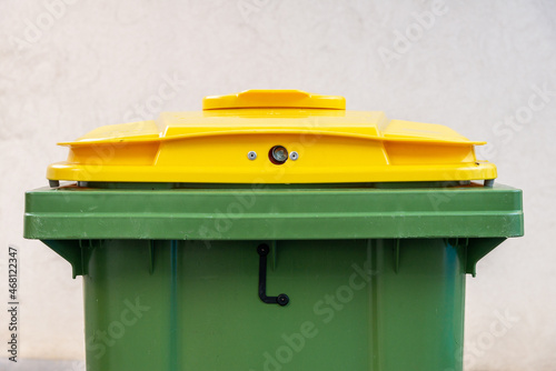 détail conteneur jaune de collecte des déchets recyclables, emballages...  photo