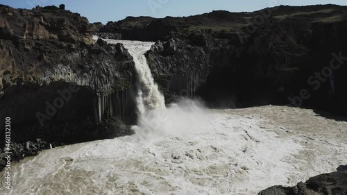 Aldeyjarfoss Cascada de aguas bravas sobre columnas de basalto en el norte de Islandia desde punto de vista aéreo. photo