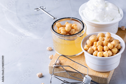 Fotografia Chickpea Aquafaba, vegan egg substitute to cook meringue
