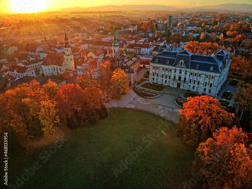 Obraz na płótnie sunrise over the park and the palace in Pszczyna on an autumn morning w salonie