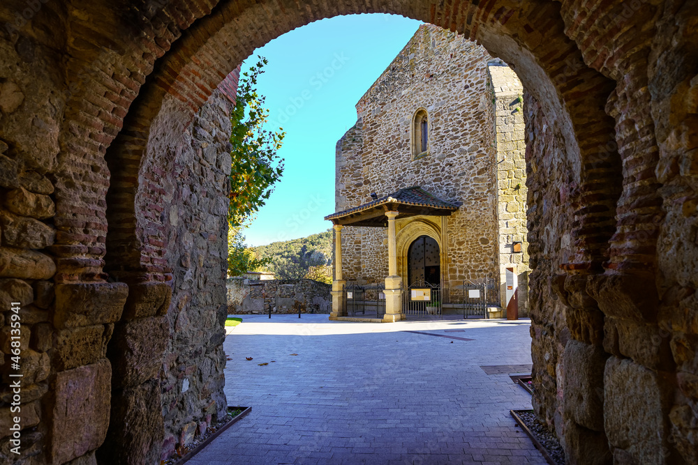 Naklejka premium View of the medieval church from the gate of the arched wall. Buitrago de Lozoya Madrid.