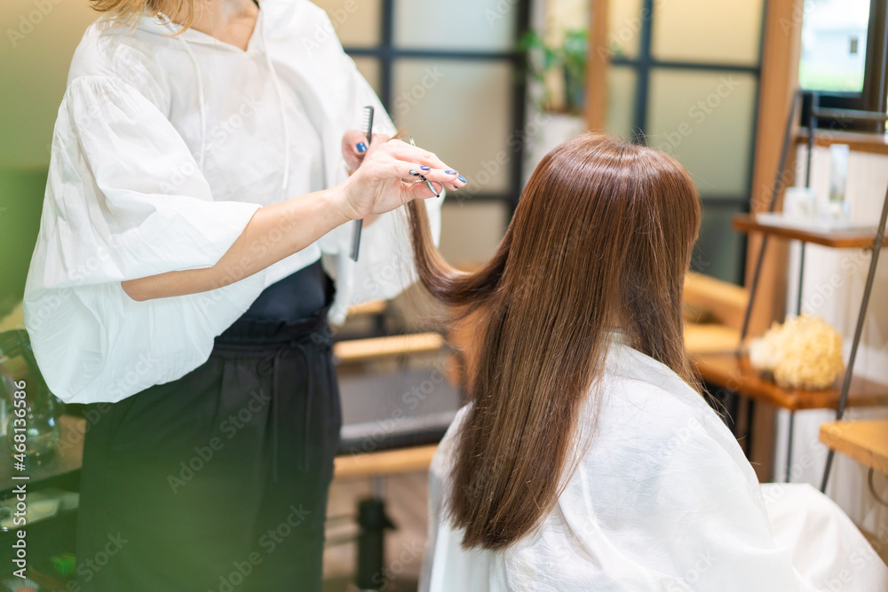 Obraz premium ヘアサロンに通う女性