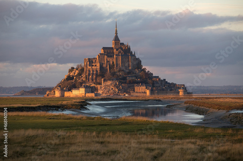 Vue sur la baie du mont saint michel au coucher du soleil, Tourisme en France et en Normandie.