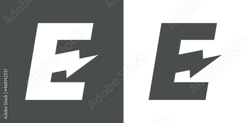Símbolo energía eléctrica. Logotipo con letra inicial E con forma de relampago en fondo gris y fondo blanco