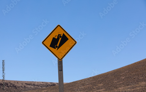 Traffic sign in Chile: warning for steep slope