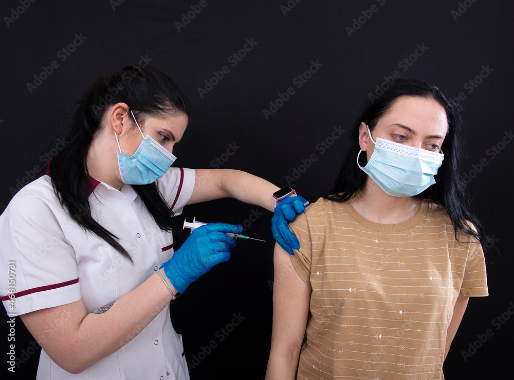 the doctor is vaccinating against the corona virus, to prevent the outbreak of the corona virus