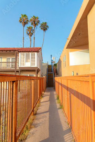 Fotografia Fenced pathway leading to the stairs at Oceanside, California