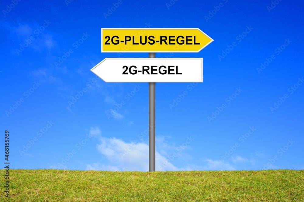 Schild Wegweiser zeigt 2G-Regel und 2G-Plus-Regel