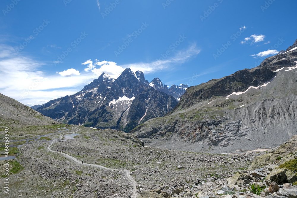Randonnée dans le parc des Ecrins en direction du glacier blanc Randonnée dans le parc des Ecrins en direction du glacier blanc