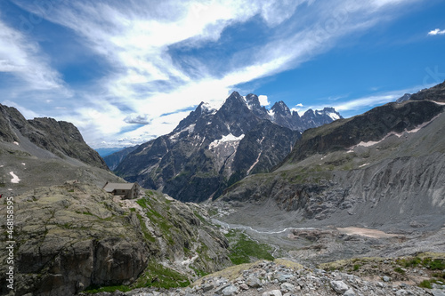 Randonnée dans le parc des Ecrins en direction du glacier blanc © IDN