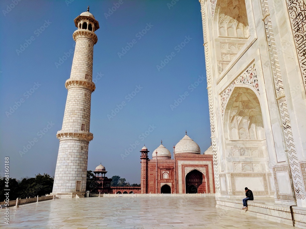 Fototapeta premium Contemplation at the Taj Mahal
