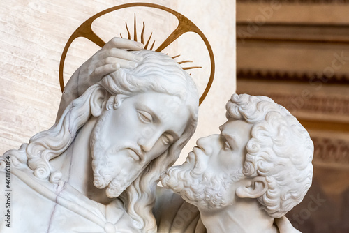 Valokuvatapetti Close-up on faces of marble religious statues portraiting Judas kissing Jesus´s