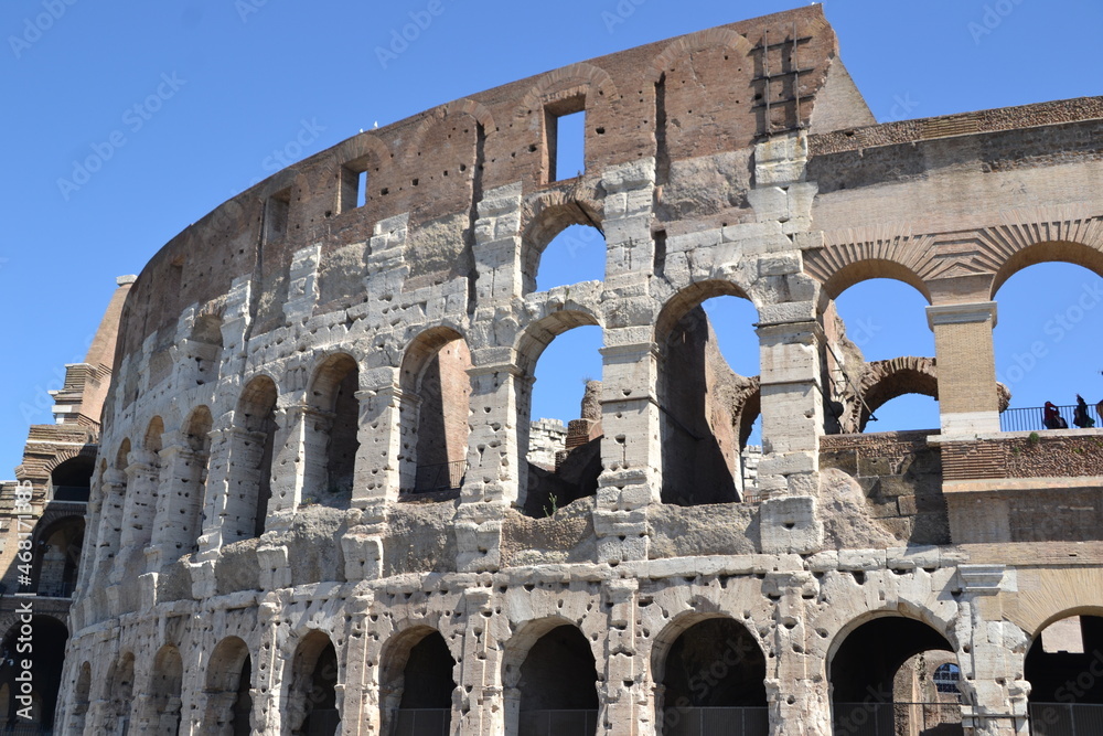 fachada do Coliseu, Italia, com céu azul