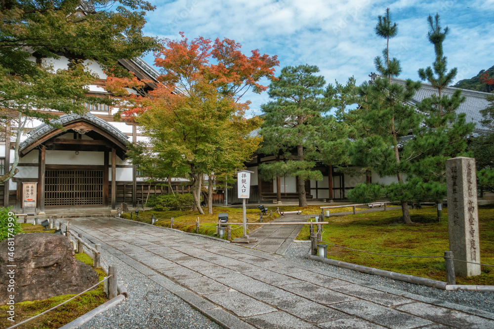 秋の京都、高台寺の庫裏と高台寺庭園の紅葉の風景